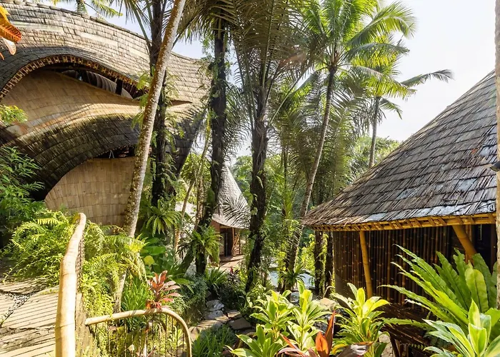 Eclipse House 4bds Eco Bamboo House Pool Riverview فيلة Bringkit